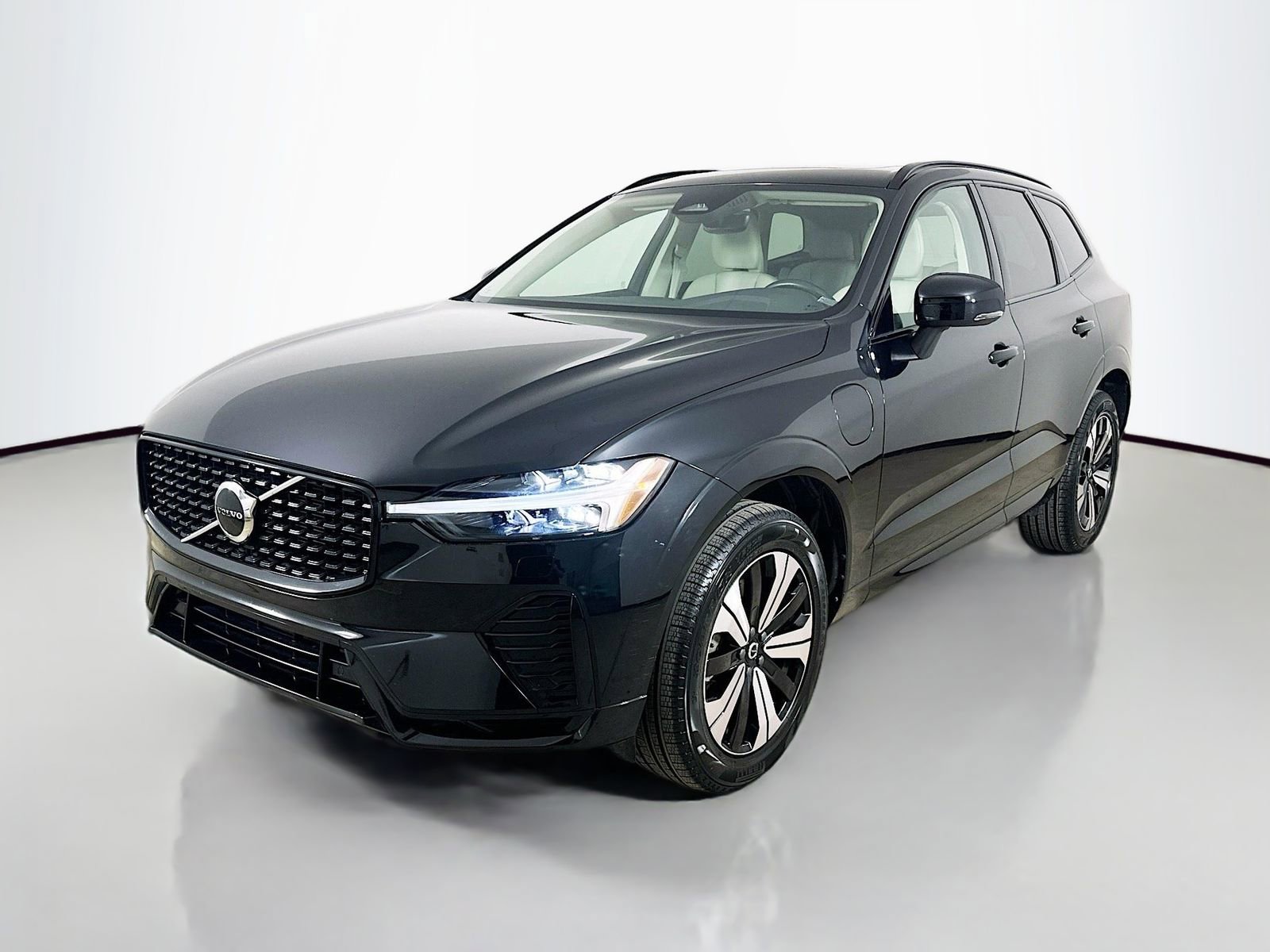 Used 2024 Volvo XC60 T8 Core w/ Climate Package AWD/4WD image 1