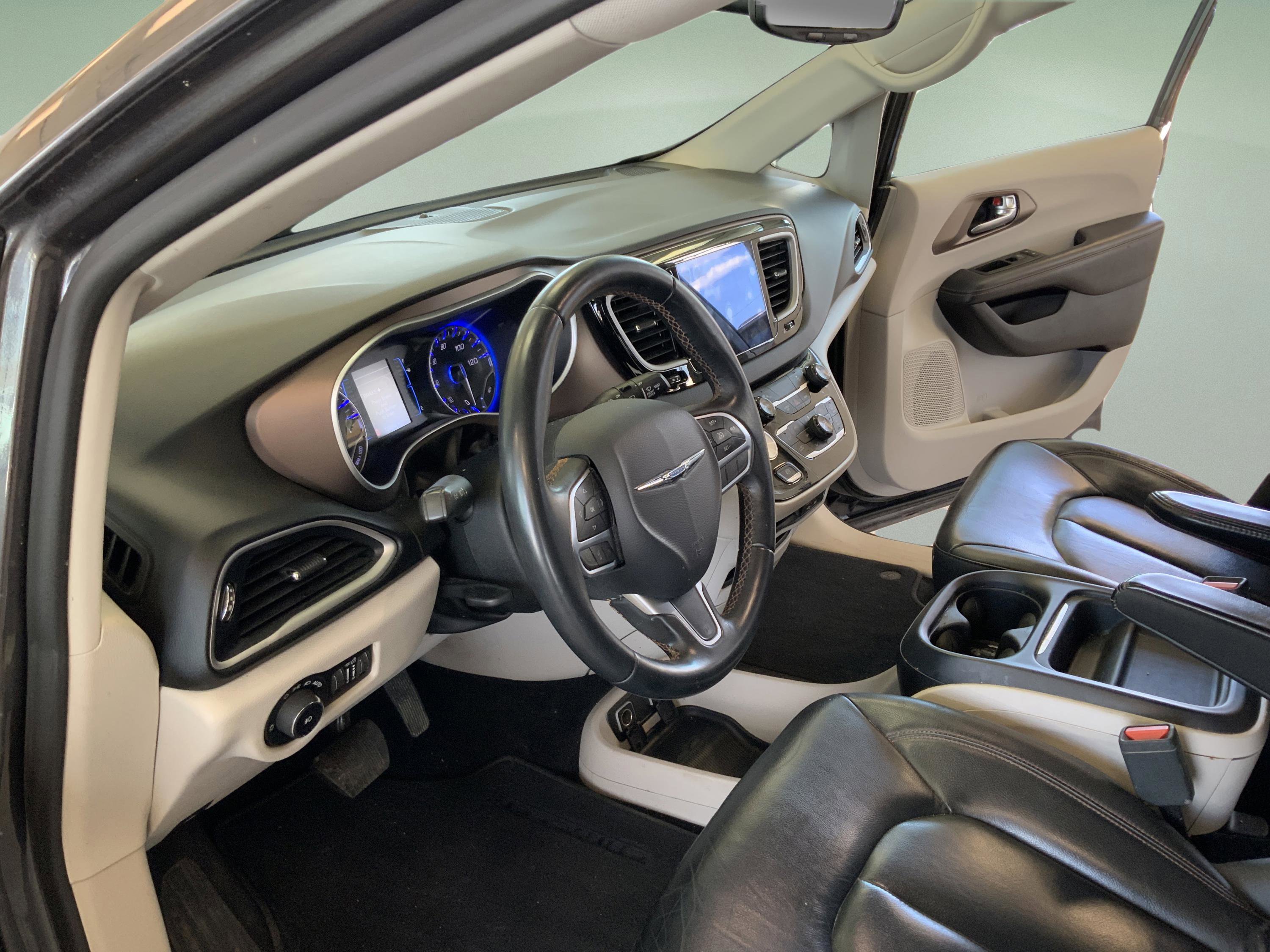Used 2017 Chrysler Pacifica Touring-L FWD image 14