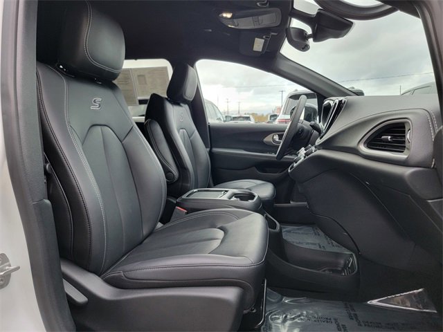 Certified 2024 Chrysler Pacifica Touring-L w/ S Appearance Package image 25