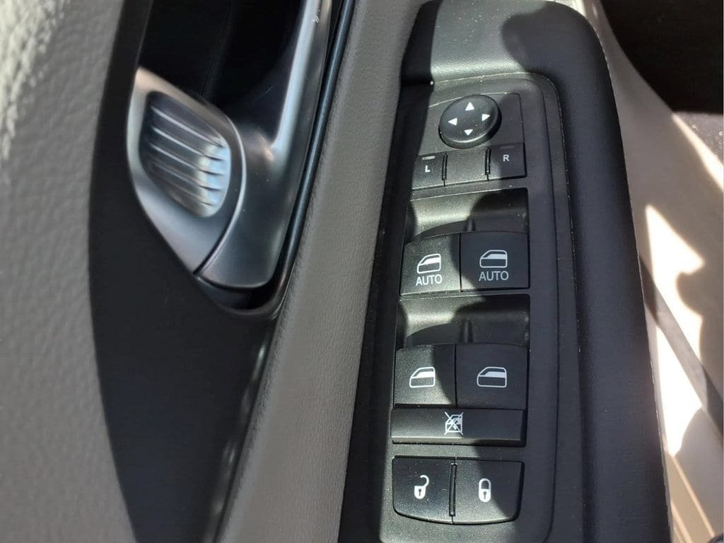 Used 2024 Chrysler Pacifica Touring-L FWD image 18