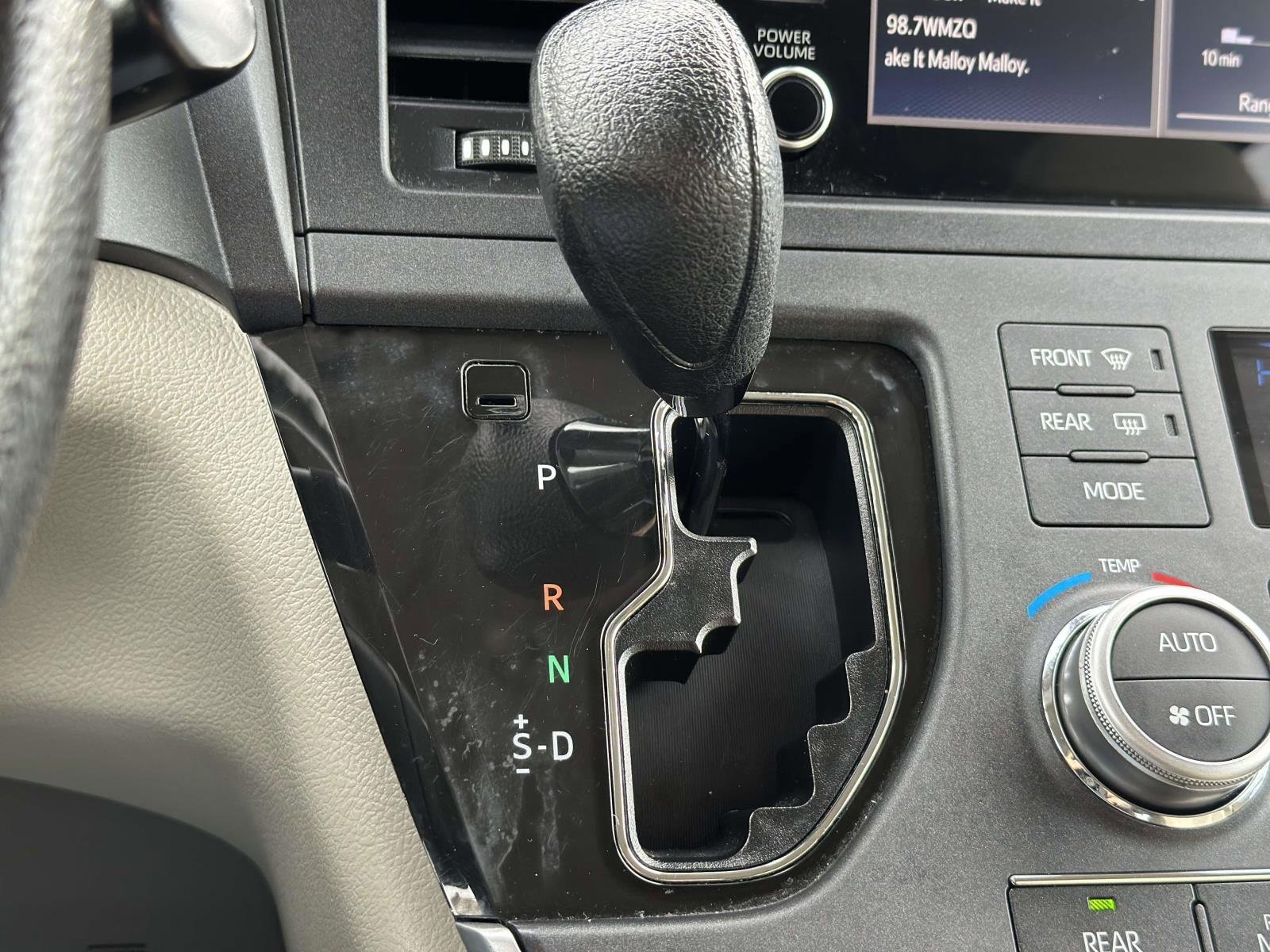 Used 2020 Toyota Sienna L image 13