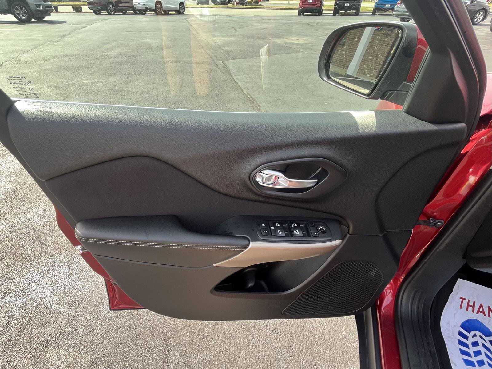 Used 2017 Jeep Cherokee Latitude image 7