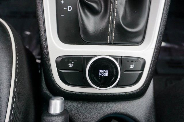 Used 2025 Hyundai Venue Limited image 18