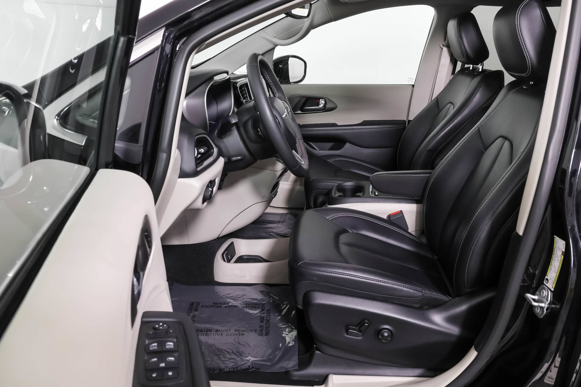 Used 2024 Chrysler Pacifica Touring-L FWD image 7