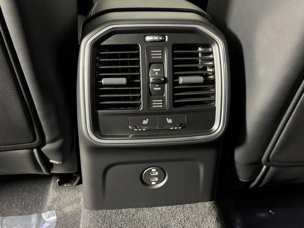 Certified 2026 Porsche Macan AWD/4WD image 37