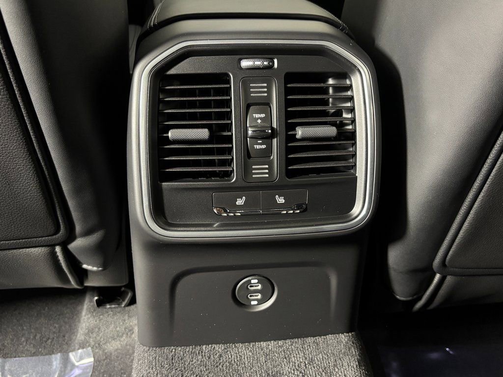 Used 2026 Porsche Macan AWD/4WD image 37
