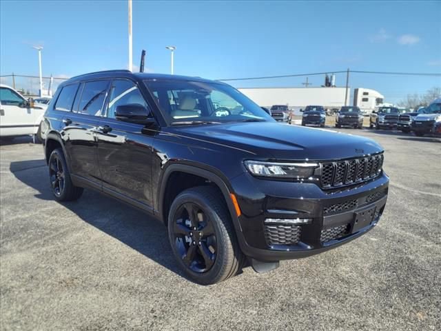 Used 2025 Jeep Grand Cherokee L Limited w/ Black Appearance Package AWD/4WD image 2