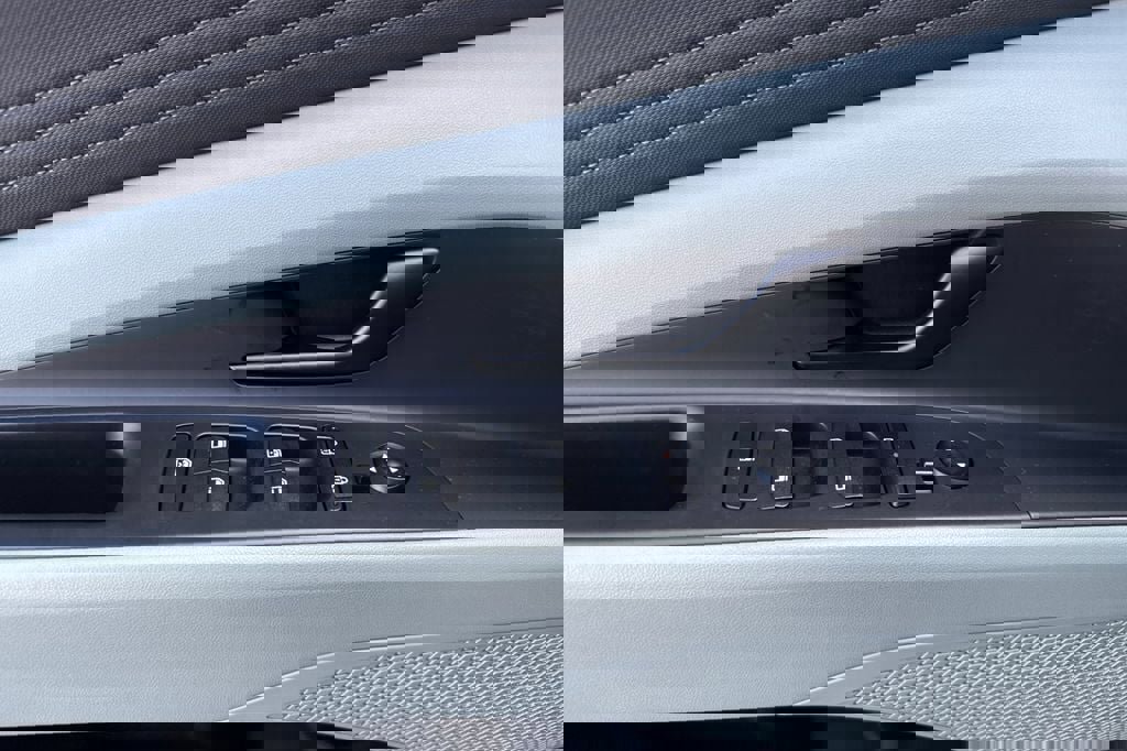 Used 2025 Hyundai Elantra Limited image 8