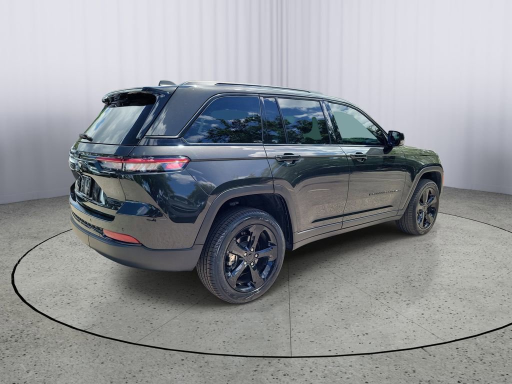 Used 2024 Jeep Grand Cherokee Limited w/ Black Appearance Package image 4