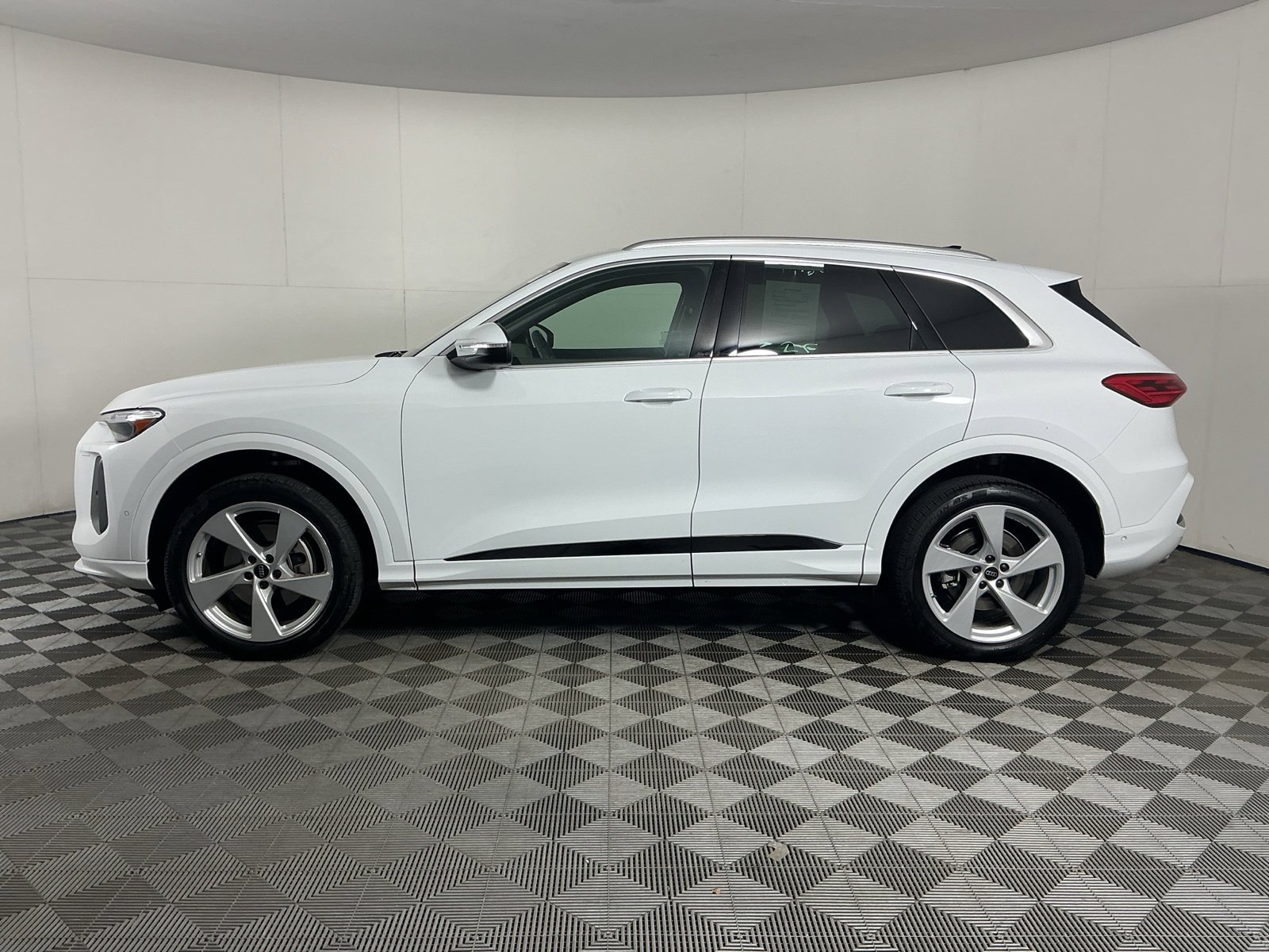 Used 2025 Audi Q5 Premium Plus w/ Premium Plus AWD/4WD image 4