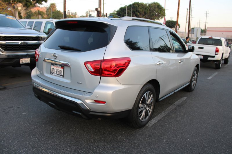 Used 2018 Nissan Pathfinder SV image 3