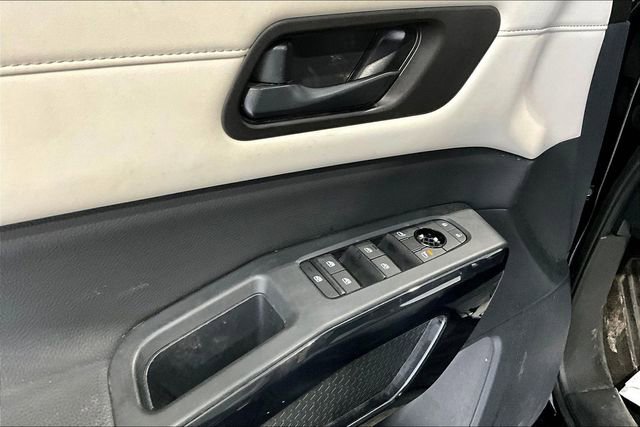 Used 2024 Nissan Pathfinder SV w/ SV Premium Package image 38