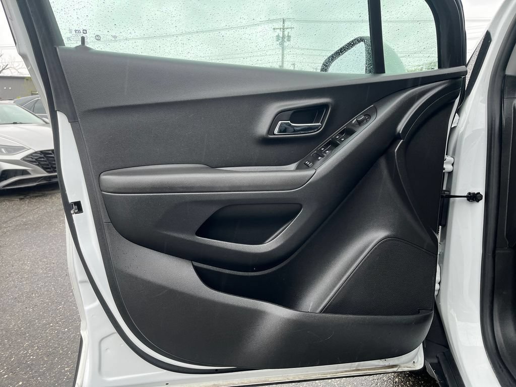 Used 2020 Chevrolet Trax LT w/ LT Convenience Package FWD image 18