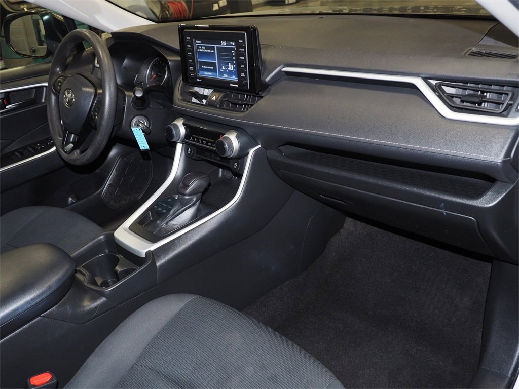 Used 2021 Toyota RAV4 LE image 14