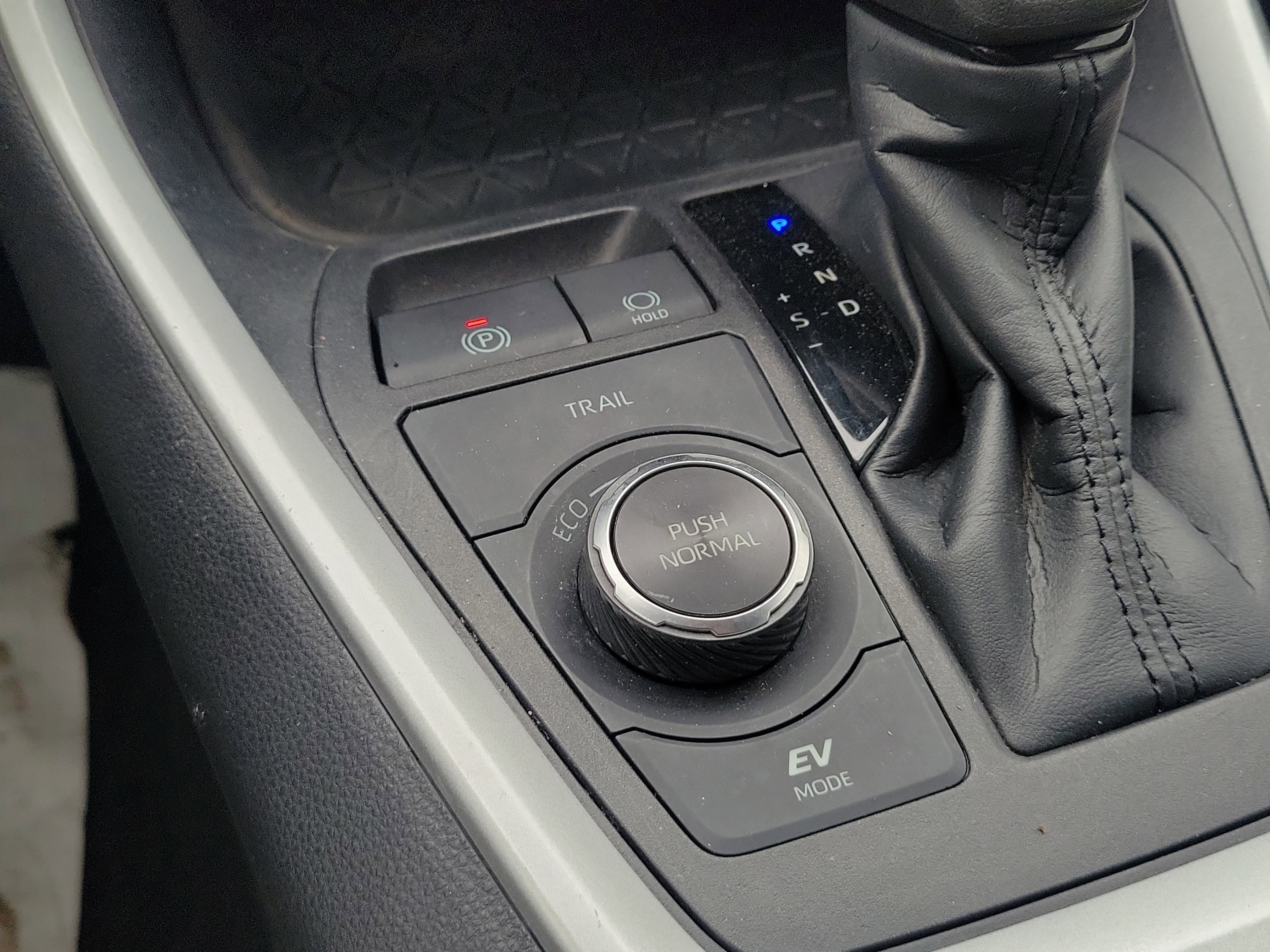 Used 2021 Toyota RAV4 LE image 31