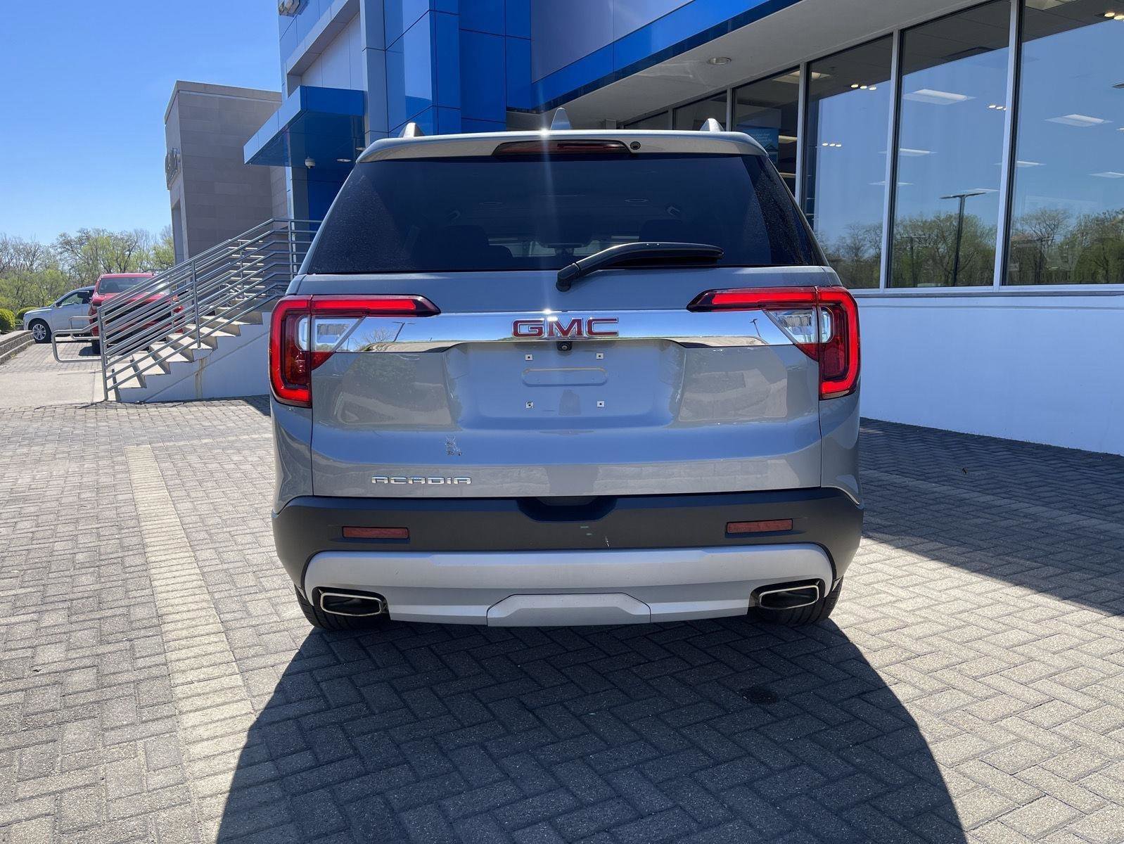 Used 2023 GMC Acadia SLE w/ Driver Convenience Package FWD image 4