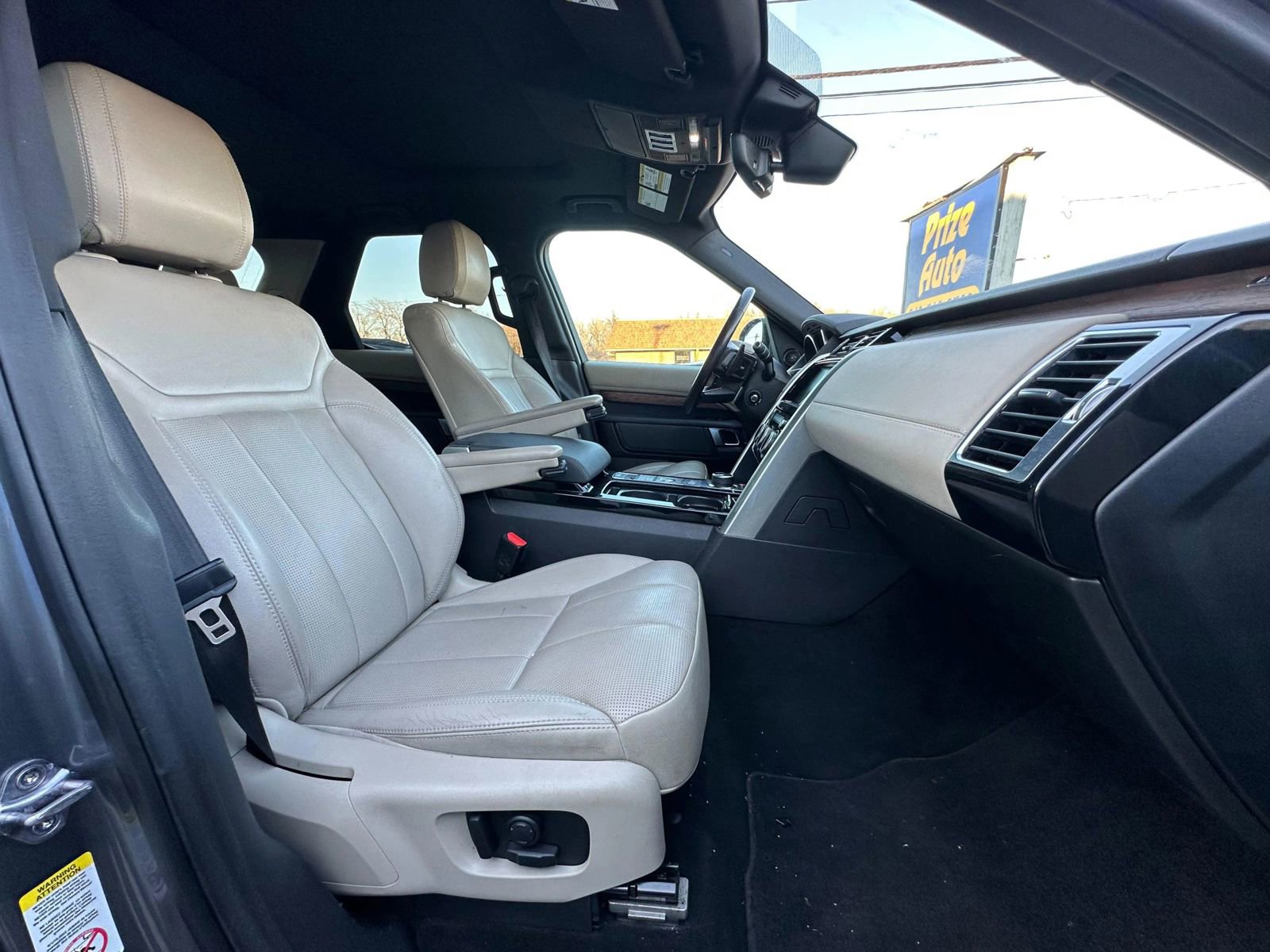 Used 2017 Land Rover Discovery HSE image 38