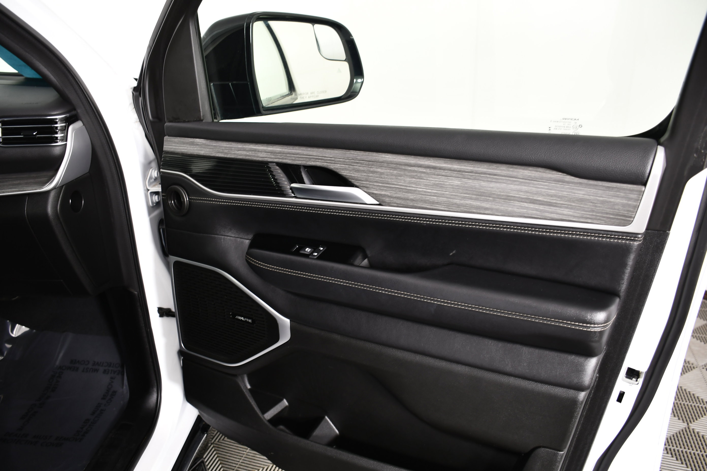 Used 2024 Jeep Wagoneer Series III AWD/4WD image 42