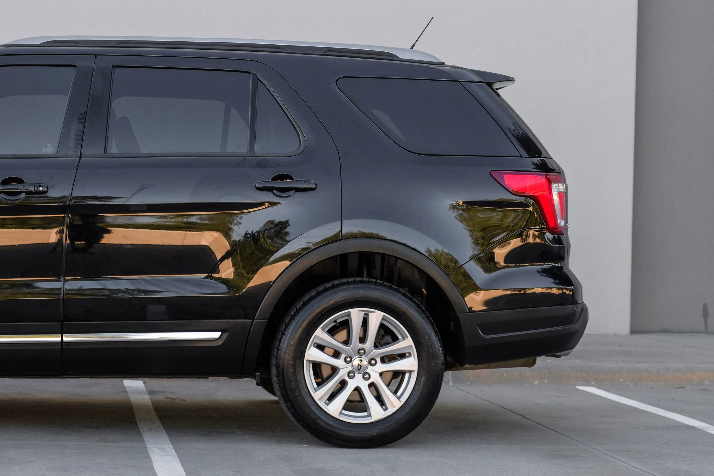 Used 2018 Ford Explorer XLT w/ Equipment Group 202A AWD/4WD image 13