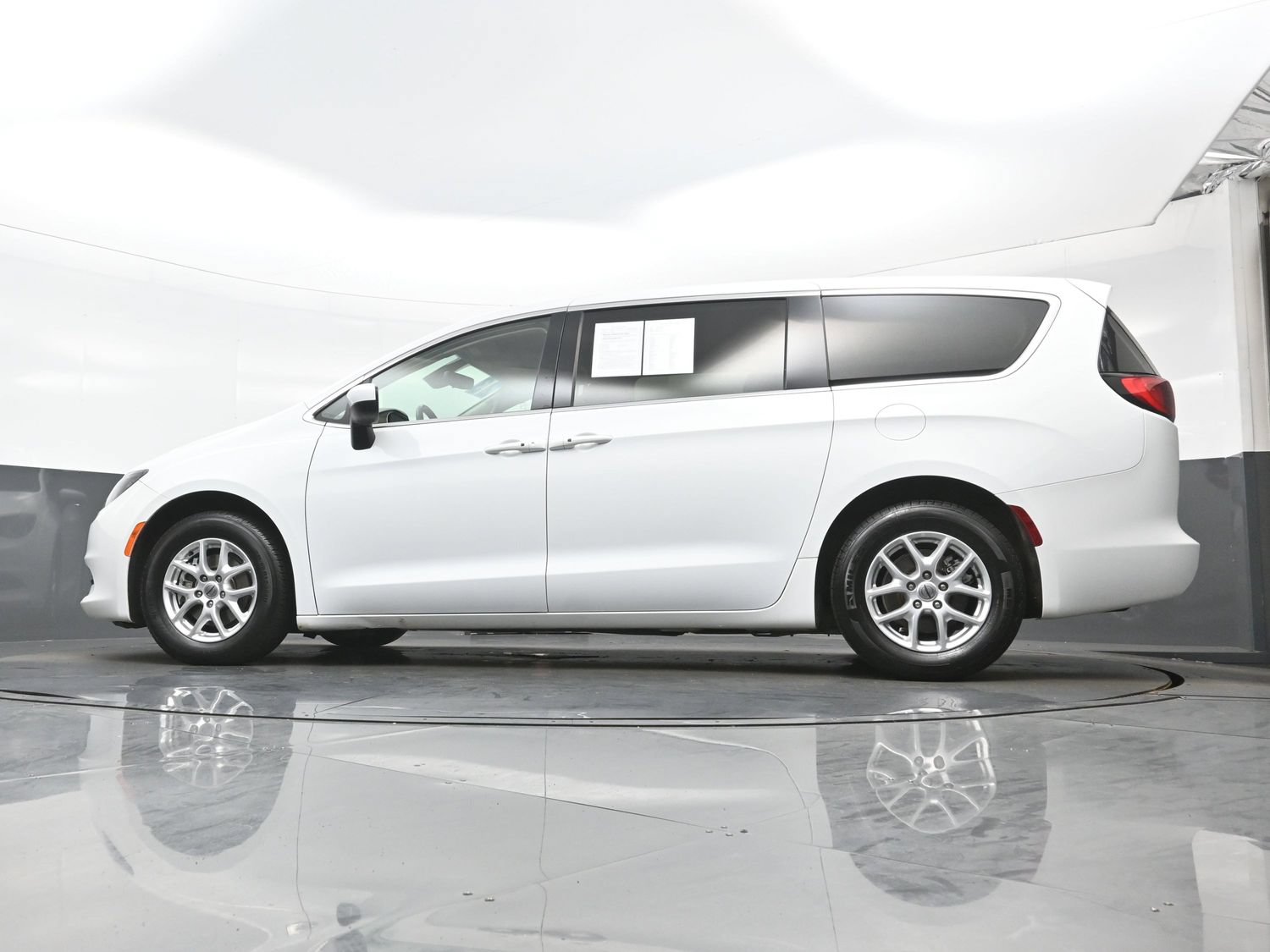 Used 2023 Chrysler Voyager LX FWD image 32
