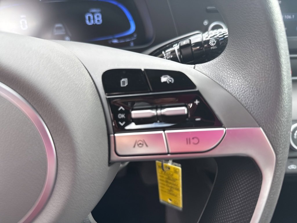 Used 2025 Hyundai Elantra SE w/ Cargo Package image 16