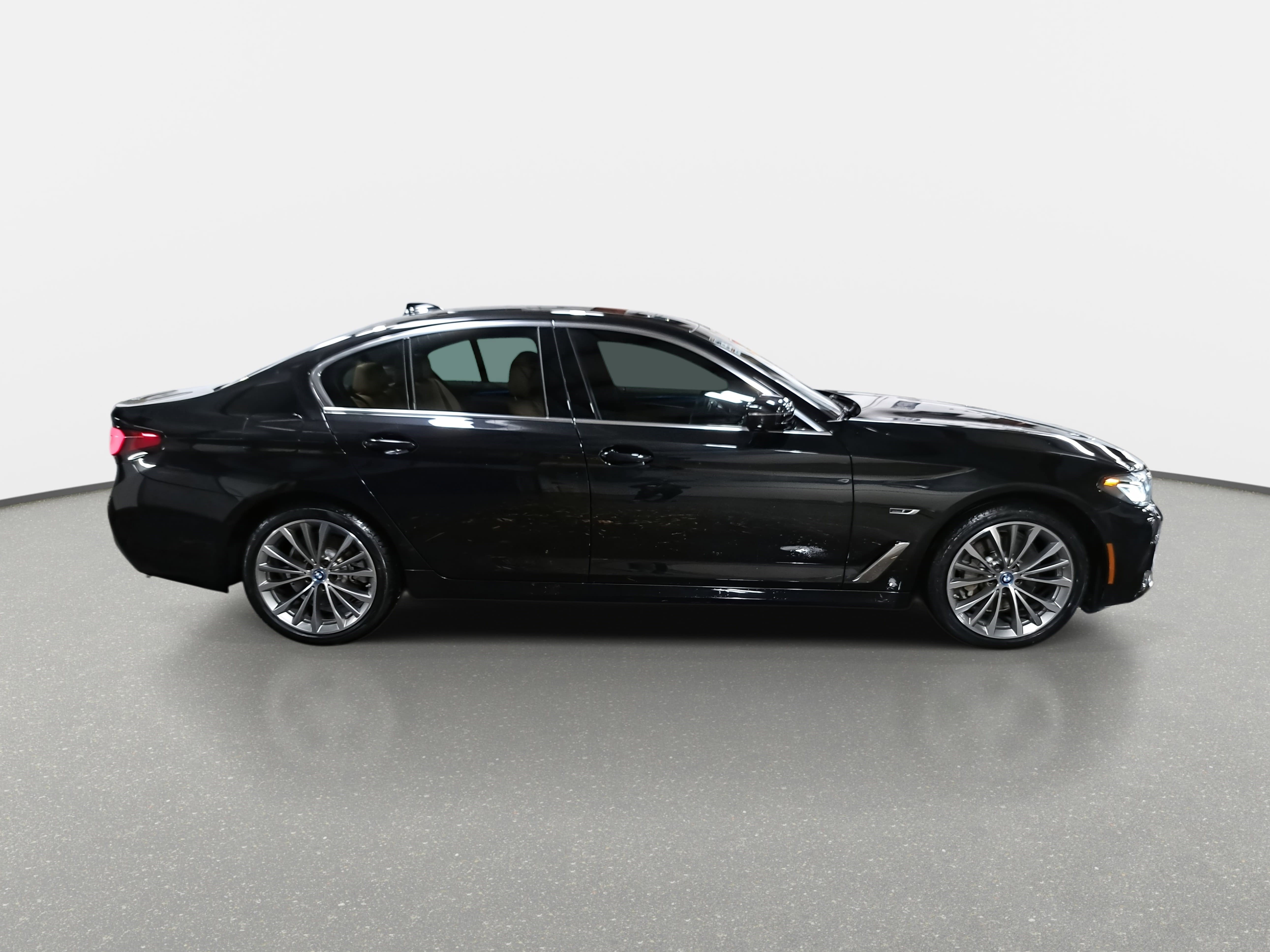 Certified 2023 BMW 530e w/ Premium Package image 4