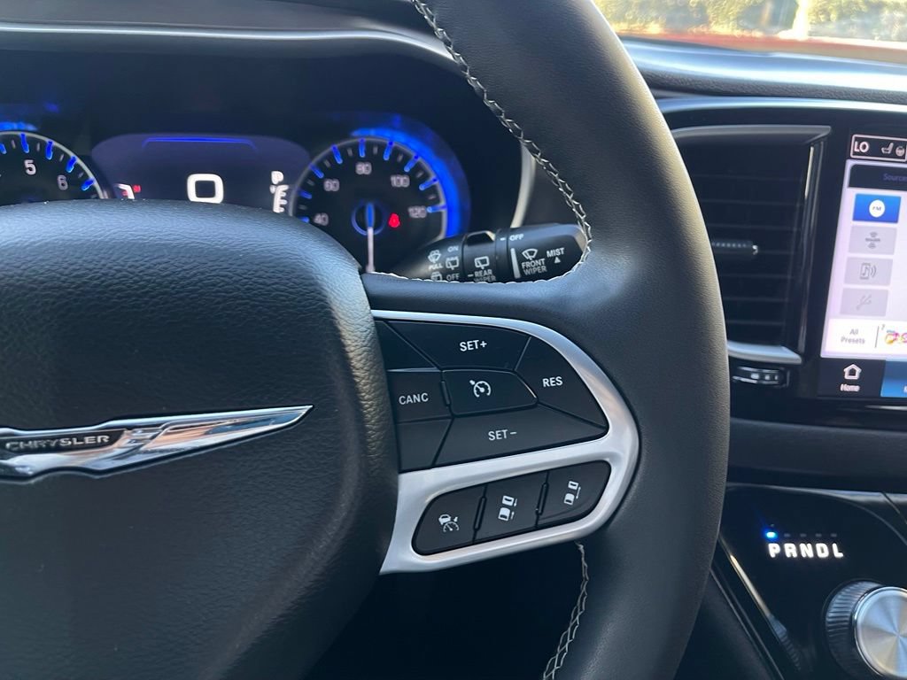 Used 2025 Chrysler Pacifica Select FWD image 30