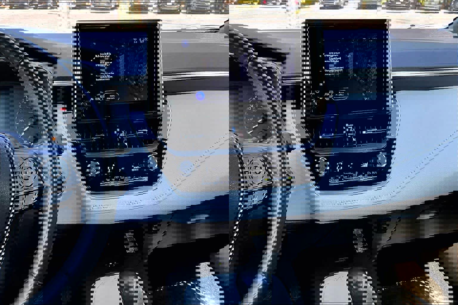 Used 2024 Toyota Corolla SE w/ SE Package FWD image 7