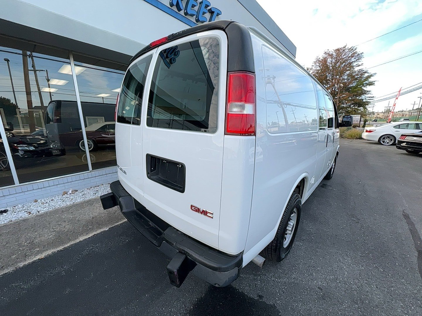 Used 2017 GMC Savana 2500 RWD image 3