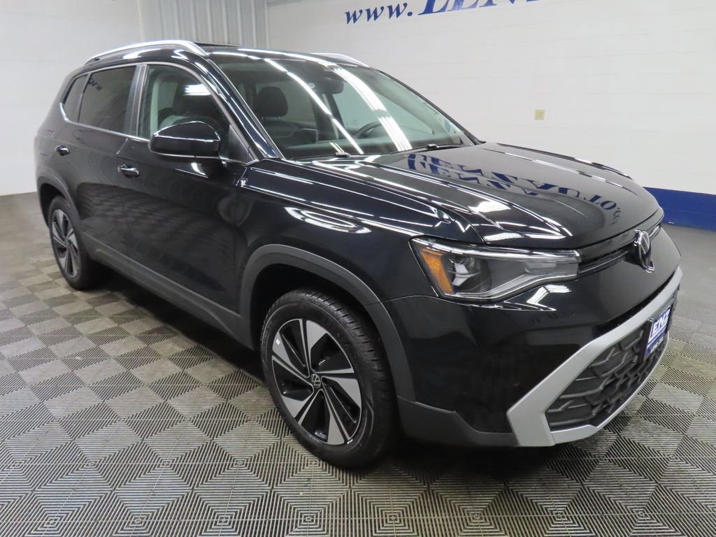 Used 2025 Volkswagen Taos SE AWD/4WD image 3