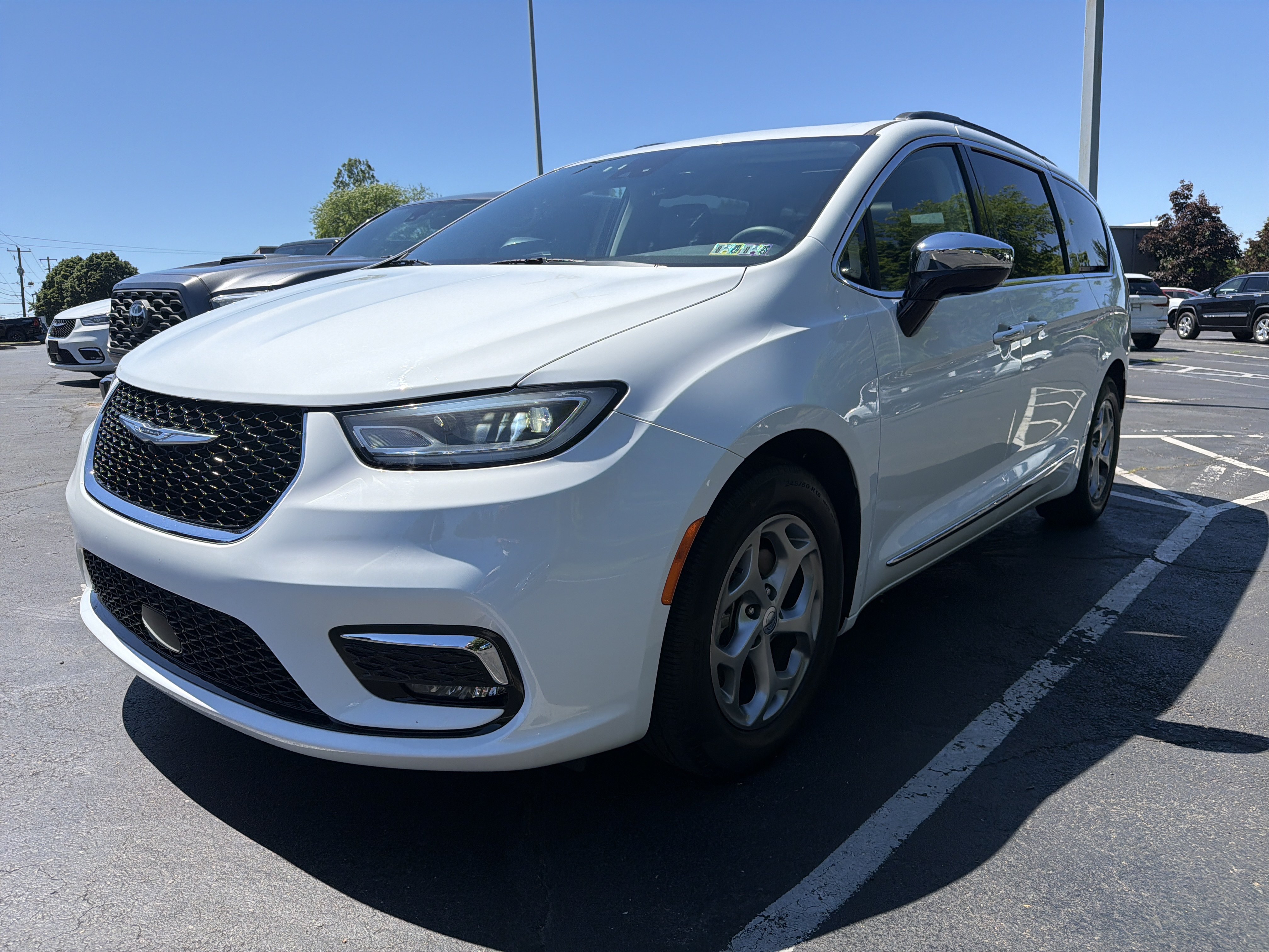 Used 2023 Chrysler Pacifica Limited FWD image 3