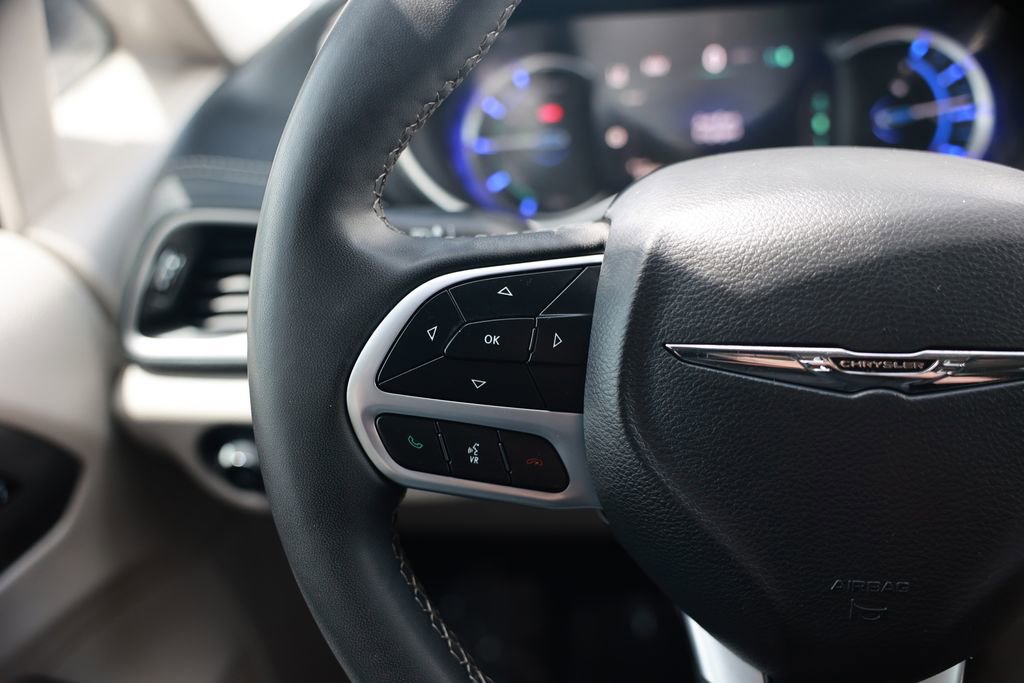 Used 2023 Chrysler Pacifica Touring-L w/ Uconnect Theater Family Group FWD image 22