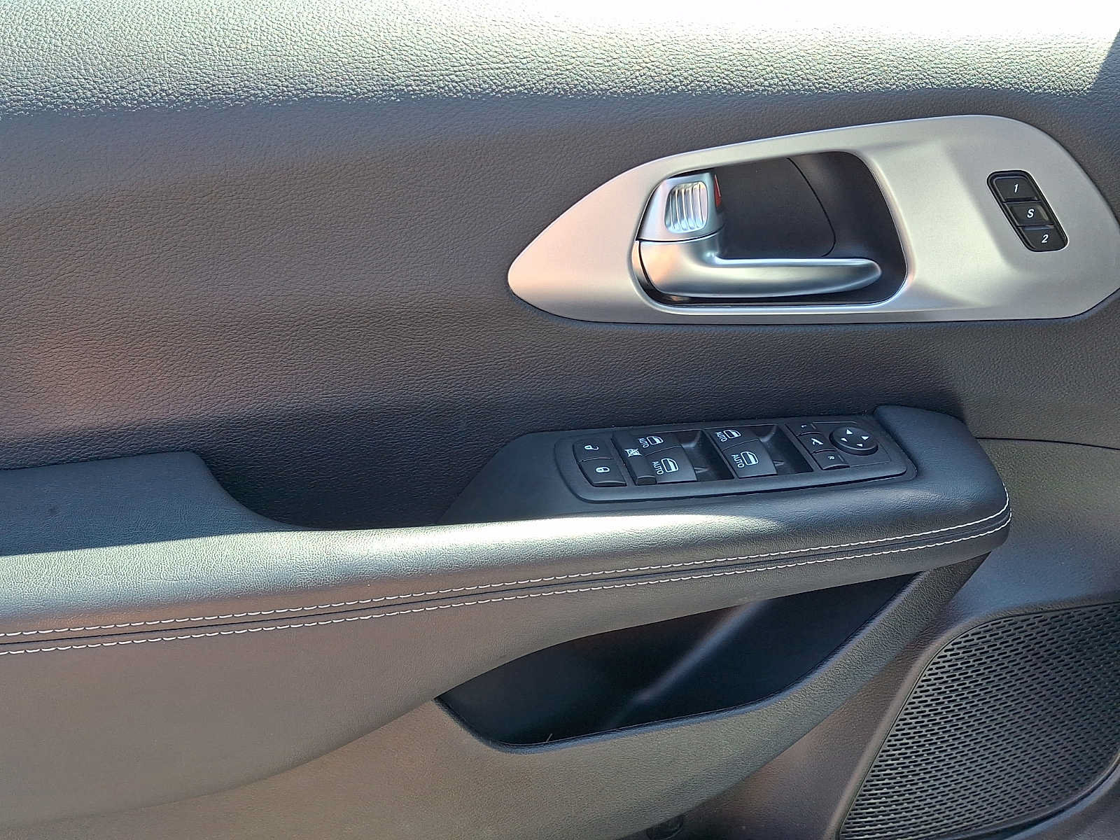 Used 2025 Chrysler Pacifica Limited FWD image 13