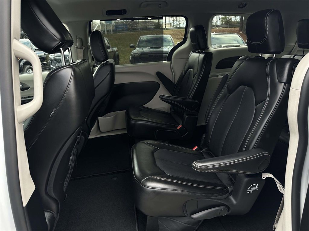 Used 2024 Chrysler Pacifica Touring-L image 15