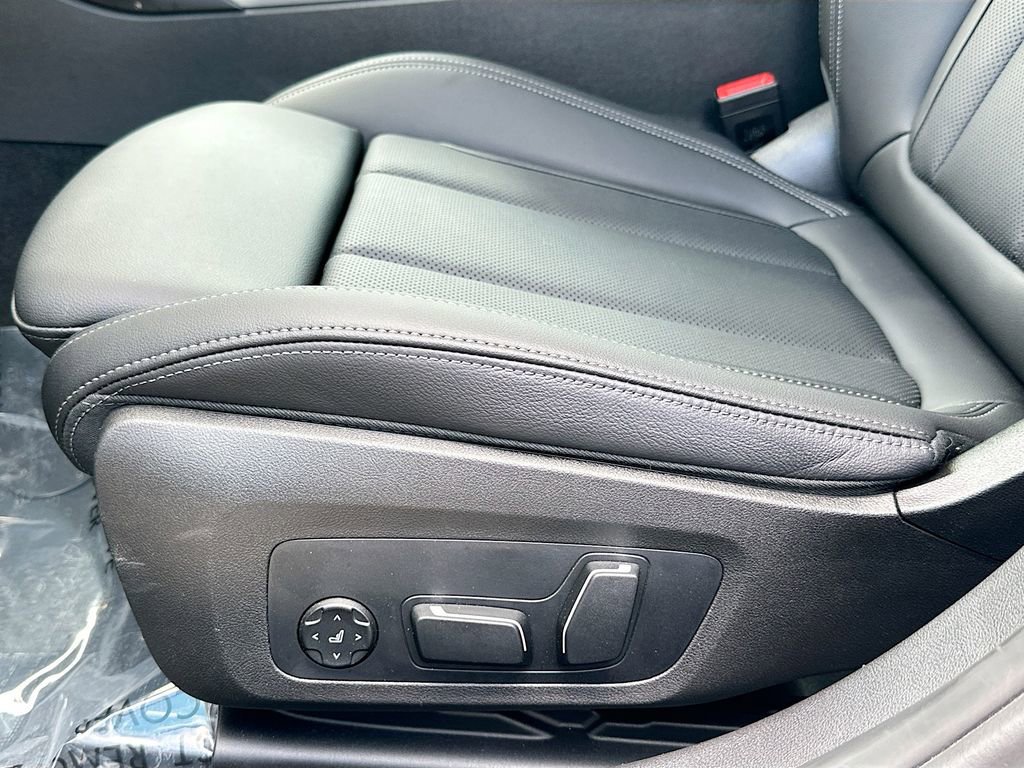 Used 2026 BMW 330i xDrive Sedan AWD/4WD image 19