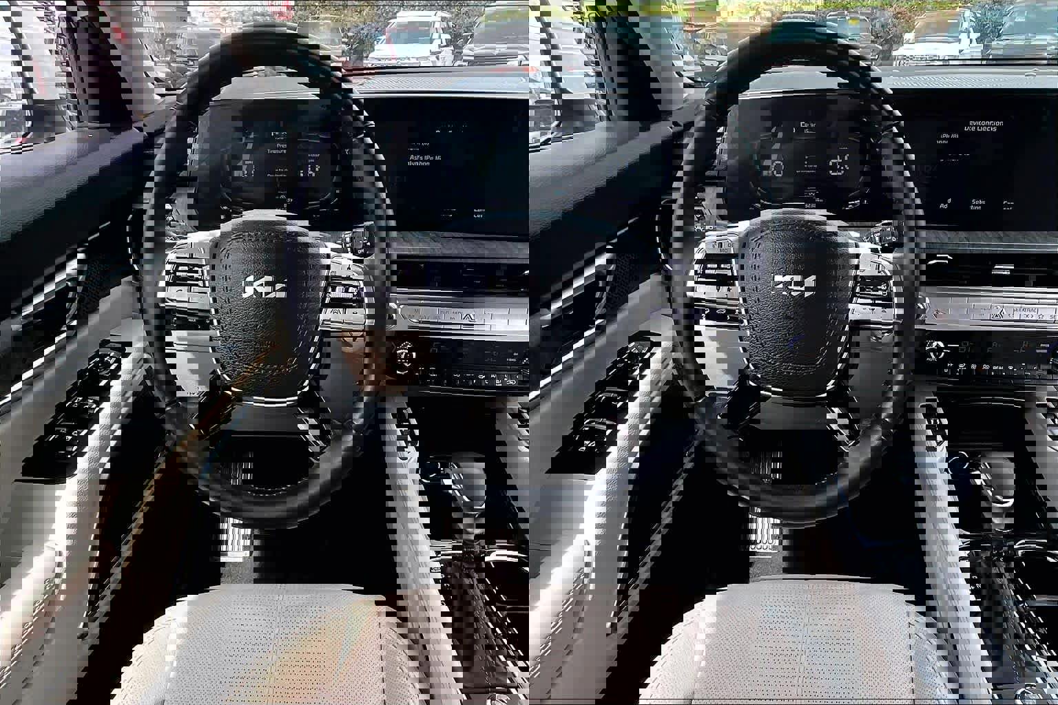 Used 2024 Kia Telluride EX w/ EX Captain's Chair Package image 6