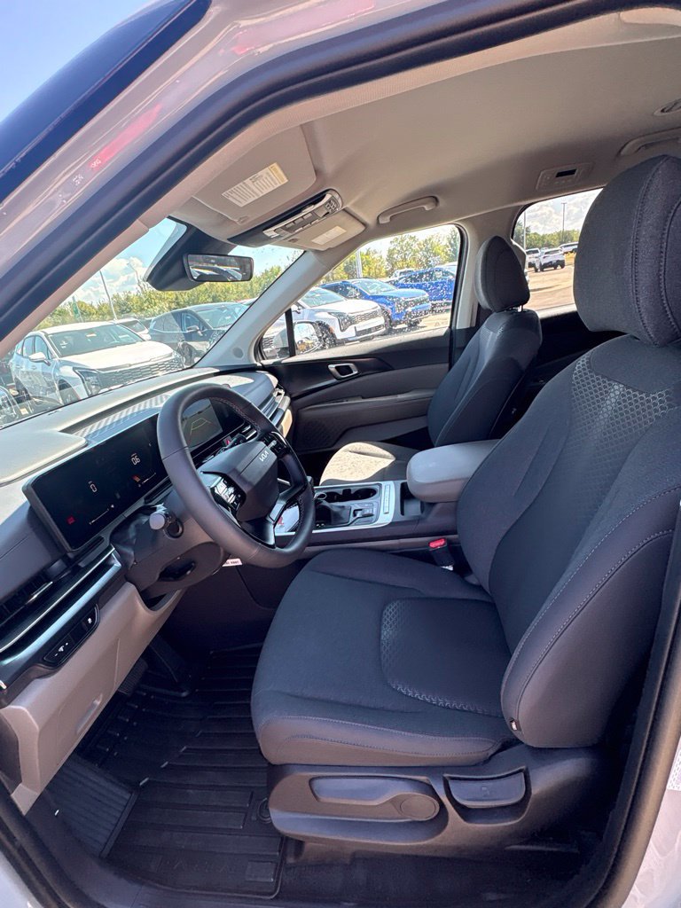 New 2027 Kia Carnival LX FWD image 10