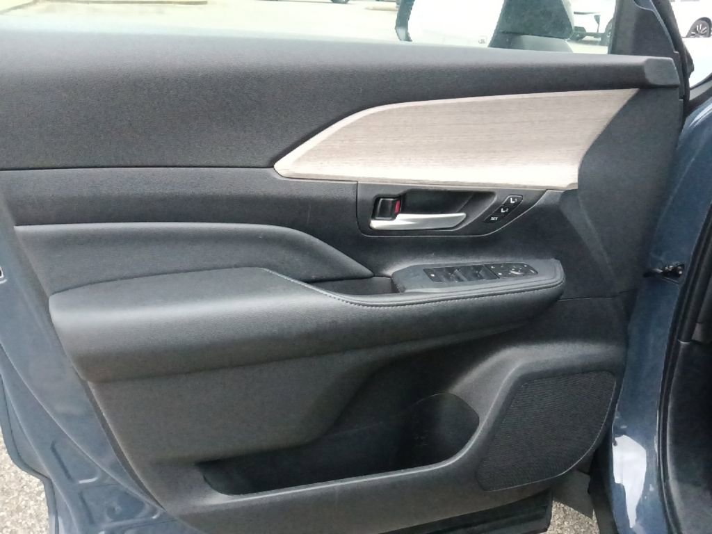 Used 2025 Toyota Grand Highlander AWD image 11