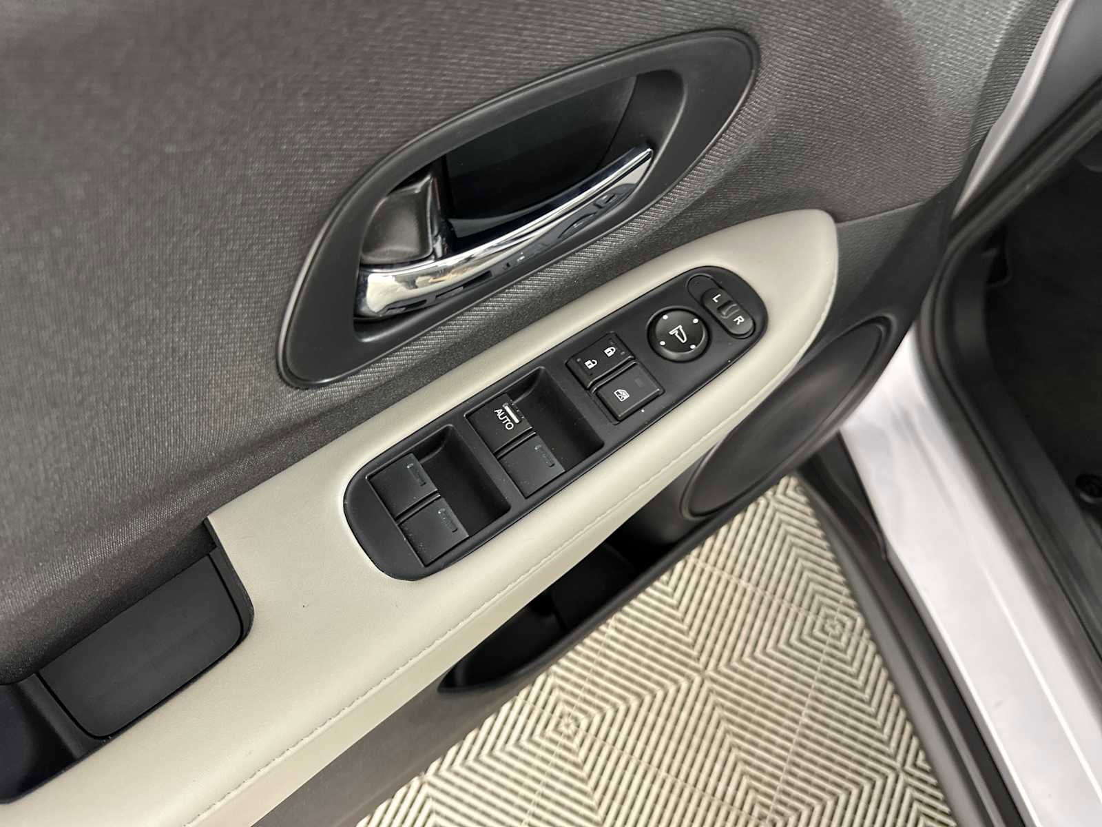 Used 2022 Honda HR-V LX image 16