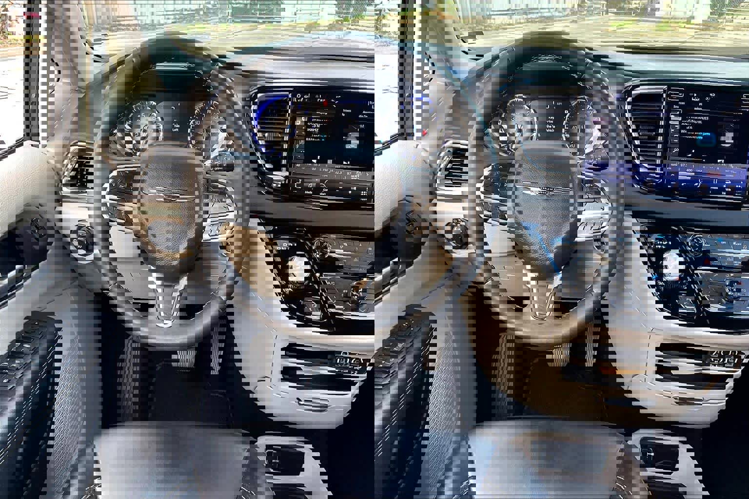 Used 2023 Chrysler Pacifica Touring-L image 6