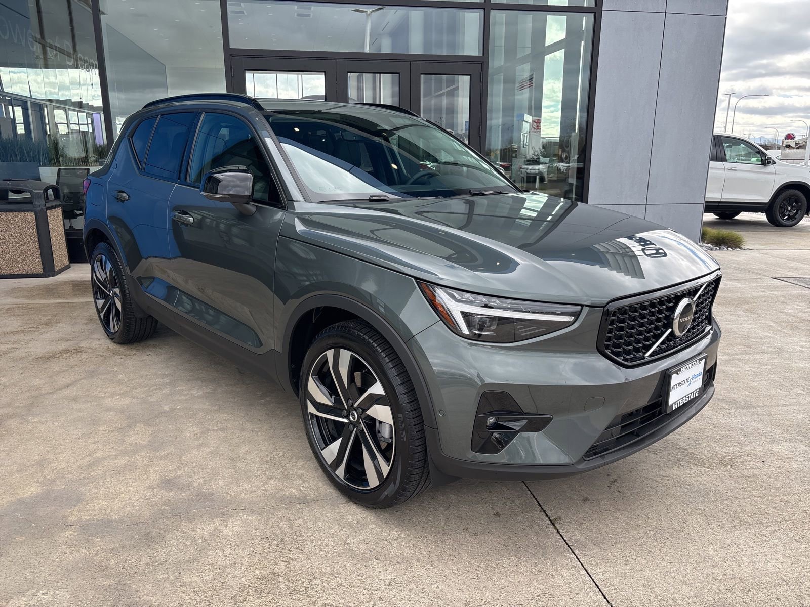 Used 2026 Volvo XC40 B5 Ultra w/ Climate Package image 3