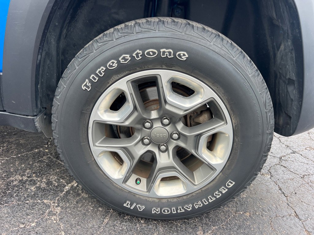 Used 2019 Jeep Cherokee Trailhawk w/ Cold Weather Group AWD/4WD image 38