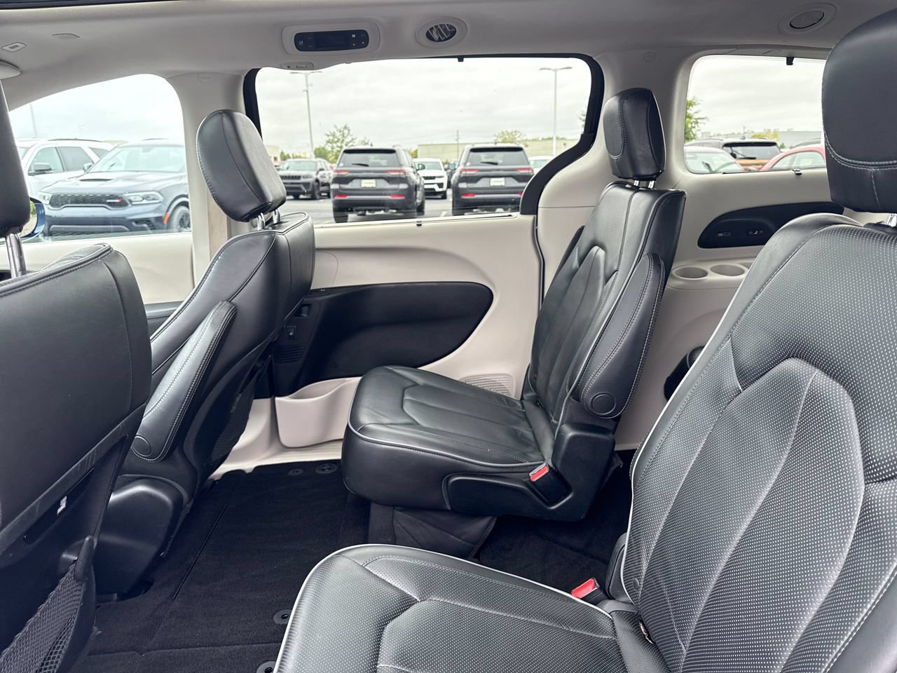 Used 2018 Chrysler Pacifica Limited FWD image 14