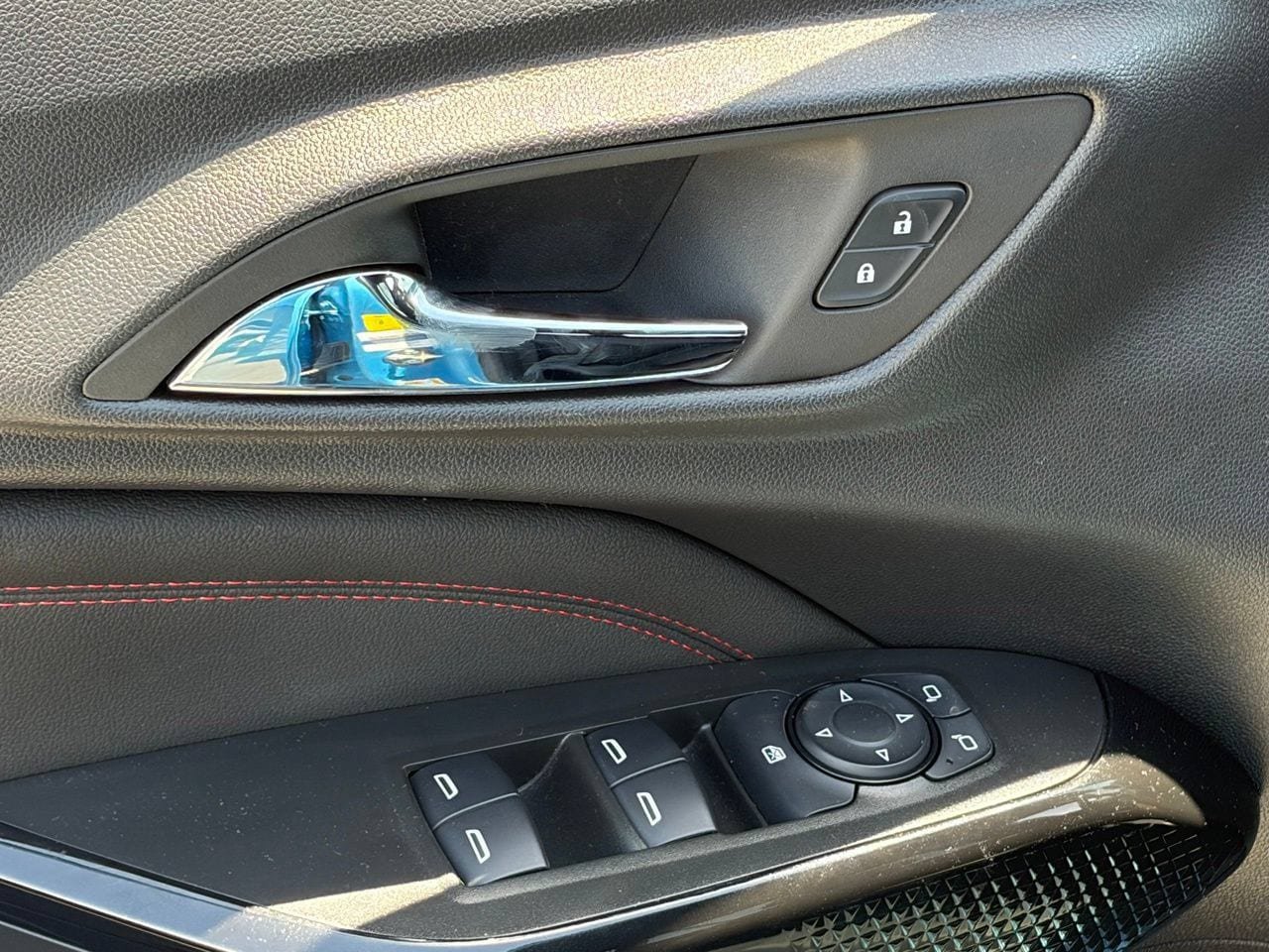 Used 2025 Chevrolet Trax RS FWD image 6
