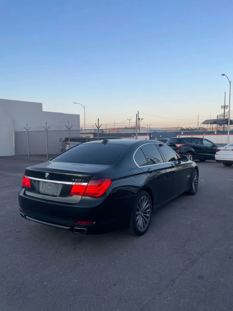 Used 2012 BMW 750i image 3