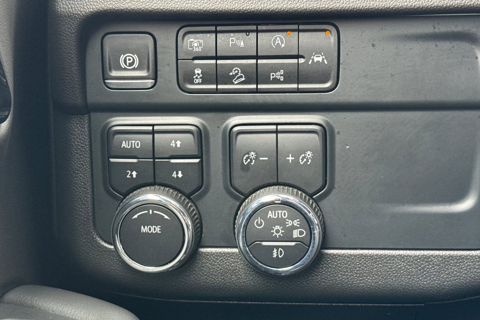 Used 2025 Chevrolet Suburban Z71 AWD/4WD image 40