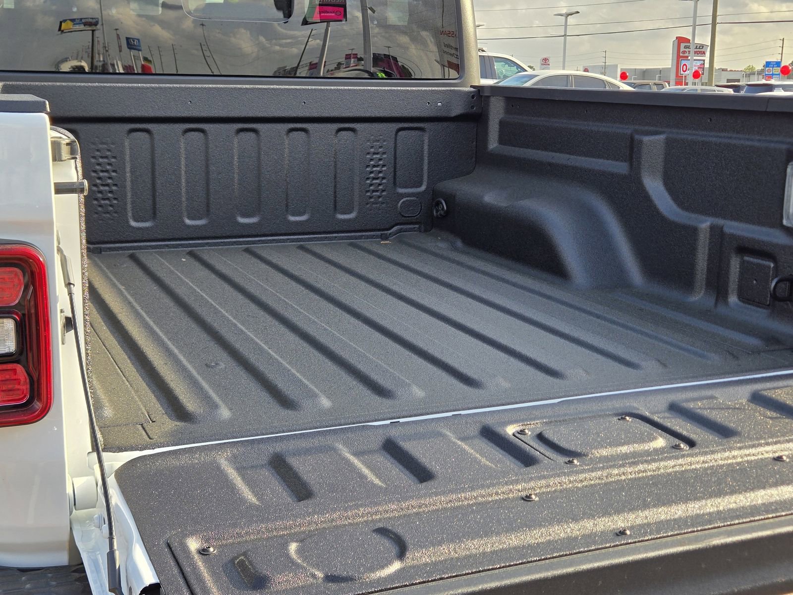 Used 2024 Jeep Gladiator Rubicon w/ Safety Group AWD/4WD image 19