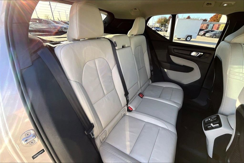 Used 2023 Volvo XC40 B4 Plus w/ Protection Package Premier image 36