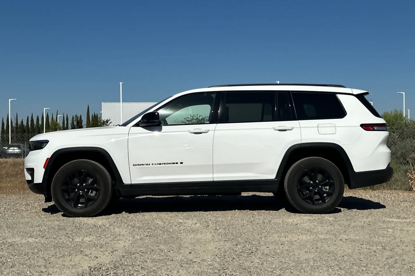 Used 2024 Jeep Grand Cherokee L Laredo RWD image 6
