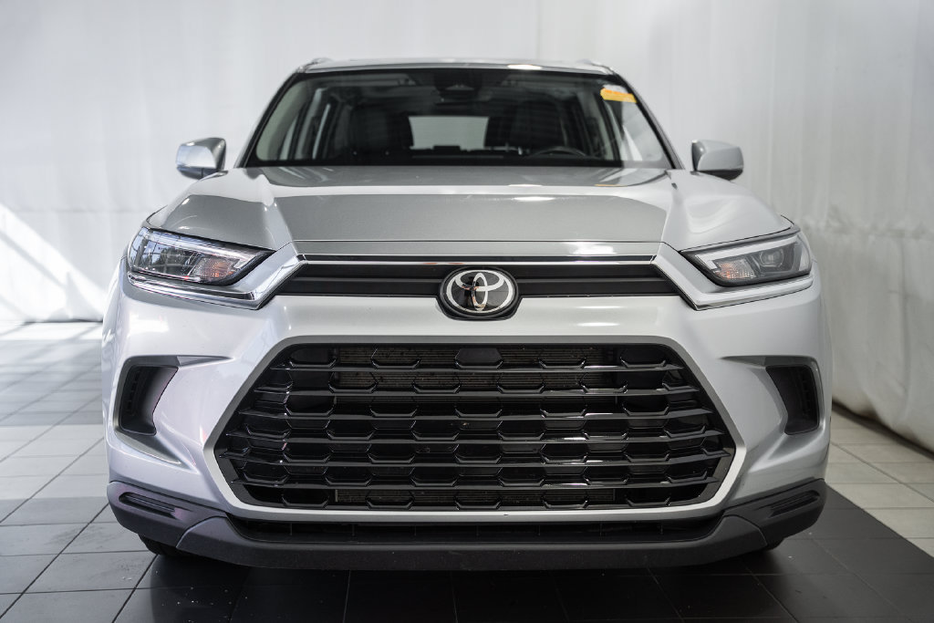 Used 2025 Toyota Grand Highlander AWD image 2